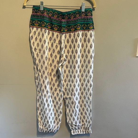 🌸O'Neill White and Green Patterned Capris - Picture 3 of 7